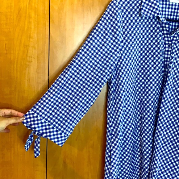 Susan Graver Button down shirt. Blue and white grosgrain print. 1/2 sleeve. - Picture 3 of 9
